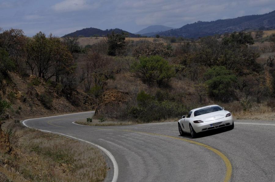  Mercedes-Benz SLS AMG White 2011 года  (фото 3 из 29)